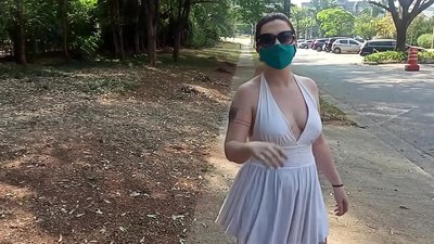 Publisks kailums: meitene no Krievijas mēģina novilkt drēbes Riodežaneiro ielās. Viņa gandrīz tika arestēta.